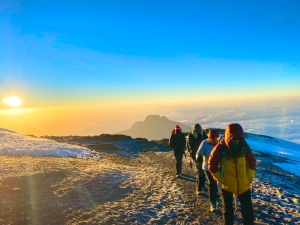 Ορειβάτες ανεβαίνουν προς την κορυφή του Kilimanjaro την ώρα της ανατολής.