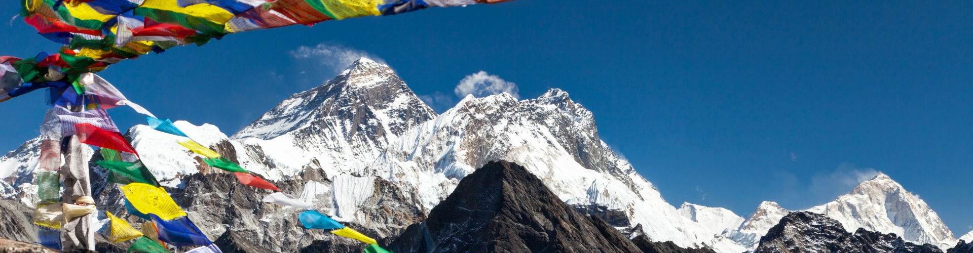 Everest Base Camp Trek Πάσχα 2026 με την Basecamp Travel στα Ιμαλάια, θέα στο Έβερεστ με φόντο τις των σημαίες των Sherpas