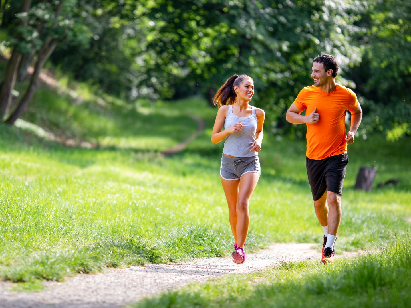 proponitiki-oreivasias-running-nature Ζευγάρι δρομέων προπονείται σε μονοπάτι μέσα στη φύση ως μέρος της προπόνησης για ορειβασία