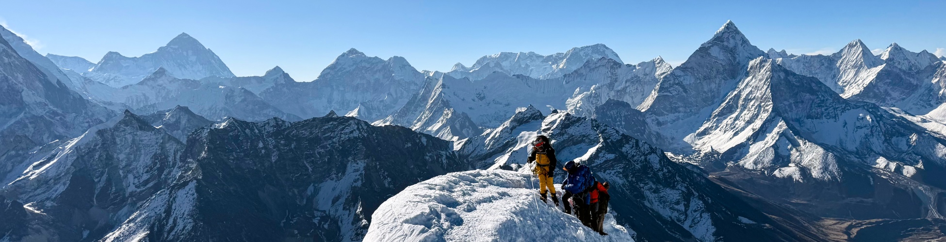 Ορειβάτες στην κορυφογραμμή του Lobuche East 6.119 m στα Ιμαλάια του Νεπάλ