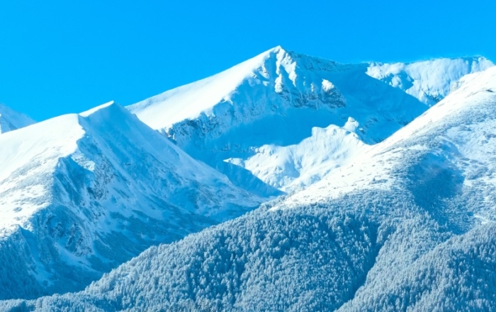 Χιονισμένες κορυφές της οροσειράς Pirin πάνω από το Bansko
