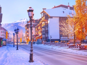 Χιονισμένος δρόμος στο Bansko με τις κορυφές των Pirin στο βάθος