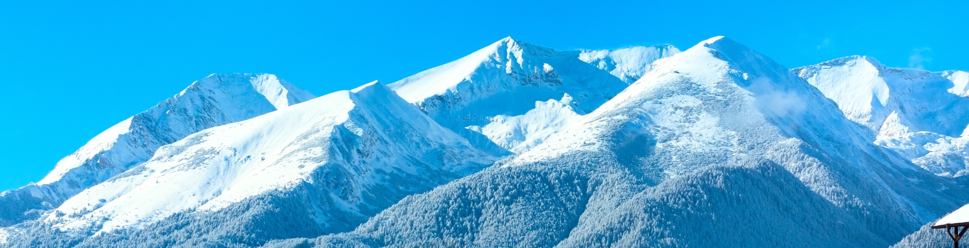 Χιονισμένες κορυφές της οροσειράς Pirin πάνω από το Bansko