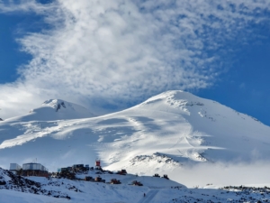 Οι χιονισμένες πλαγιές του Elbrus 5.642 m και η νότια διαδρομή ανάβασης στον Καύκασο