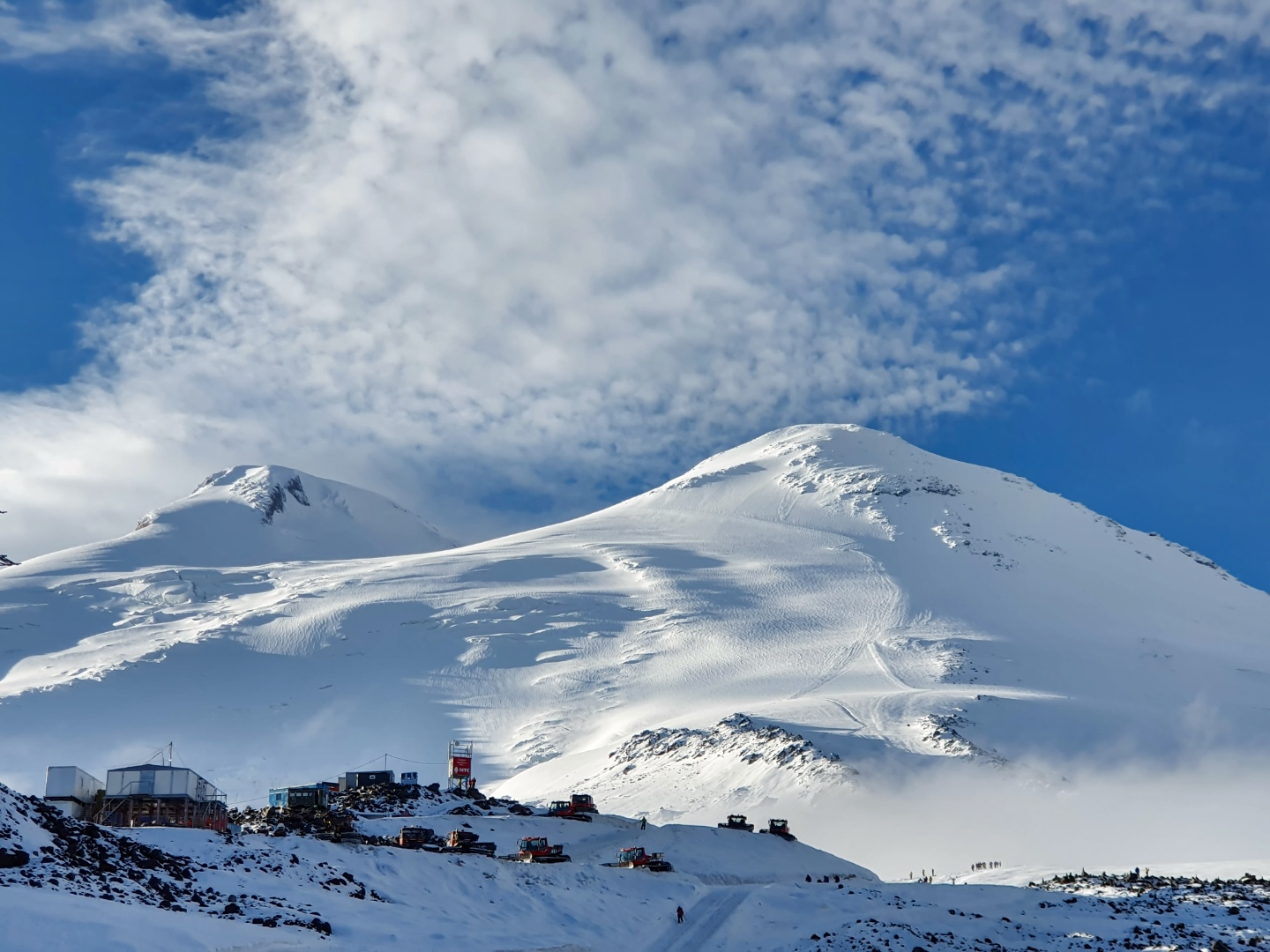 Άποψη των χιονισμένων πλαγιών του Elbrus 5.642 m από τη νότια πλευρά του βουνού, όπου πραγματοποιείται η κλασική διαδρομή ανάβασης. Το Elbrus δεσπόζει στην οροσειρά του Καυκάσου και αποτελεί την ψηλότερη κορυφή της Ευρώπης και ένα από τα Seven Summits Οι χιονισμένες πλαγιές του Elbrus 5.642 m και η νότια διαδρομή ανάβασης στον Καύκασο