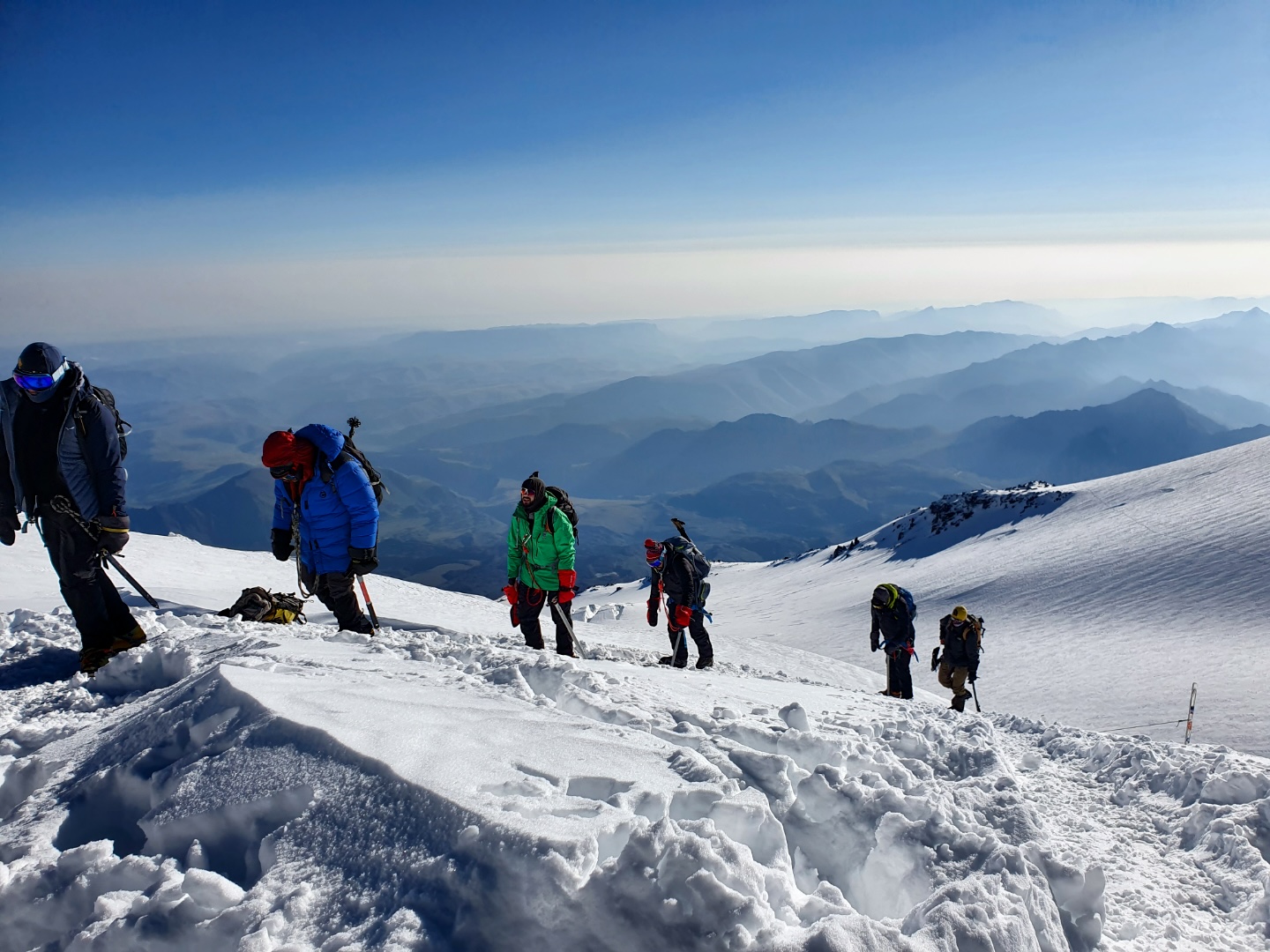 Ορειβάτες απόστολής του Basecamp, στο τελικό στάδιο της ανάβασης προς την κορυφή του Elbrus 5.642 m, με την οροσειρά του Καυκάσου να απλώνεται στο βάθος. Τα τελευταία μέτρα της summit day, λίγο πριν από την ψηλότερη κορυφή της Ευρώπης και έναν από τις Seven Summits. Ορειβάτες αποστολής του Basecamp στα τελευταία μέτρα της ανάβασης προς την κορυφή του Elbrus 5.642 m, στην ψηλότερη κορυφή της Ευρώπης.