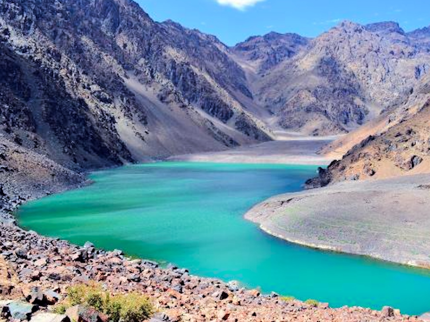 Η εντυπωσιακή Lake Ifni στα 2.390 m, περιτριγυρισμένη από τις άγριες κορυφές του High Atlas στο Μαρόκο. Η λίμνη αποτελεί σταθμό της ορειβατικής μας διάσχισης προς το Tizi n’Ouanoums και το Toubkal 4.167 m, την ψηλότερη κορυφή της Βόρειας Αφρικής. Lake Ifni στα 2.390 m στον High Atlas του Μαρόκου, στη διαδρομή προς το Toubkal